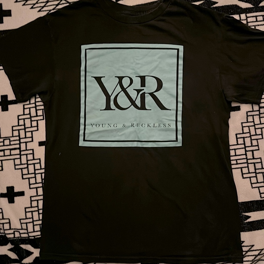 Young & reckless tee , medium size & black n’ teal .